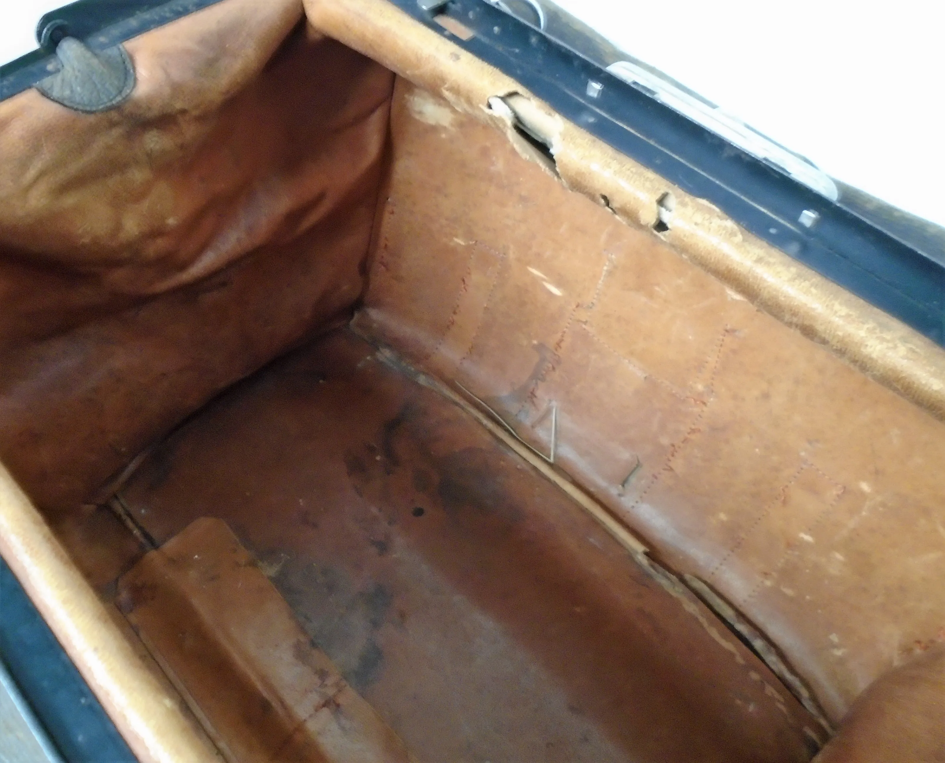 Ancien sac de docteur à restaurer.