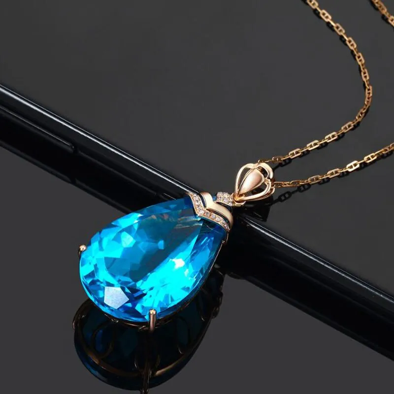 Collier avec pendentif en forme de goutte d'eau