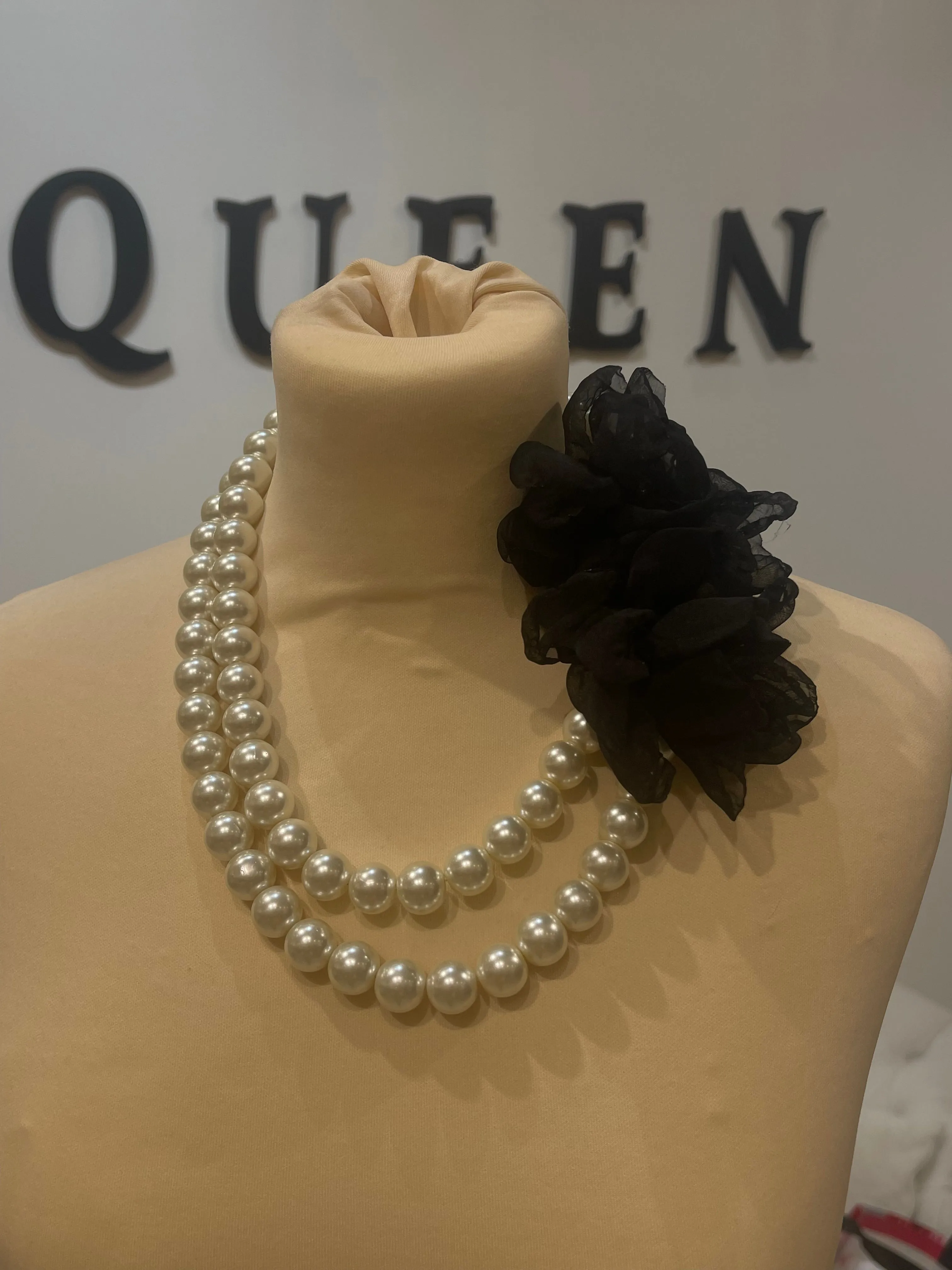 Collier doubles perles fleuri noir
