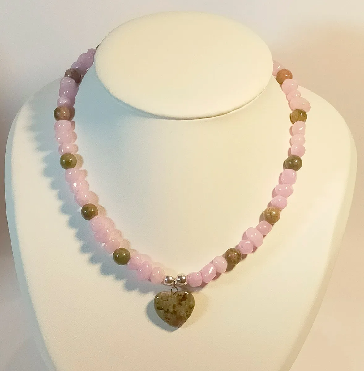 Collier en Unakite/perles naturelles mauve cœur