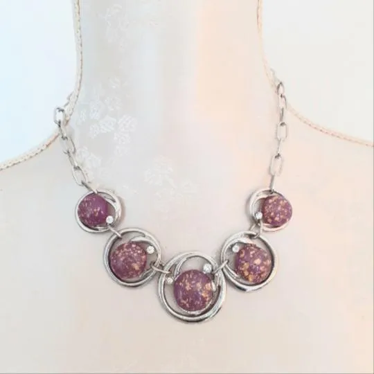Collier tour du cou aux perles violettes