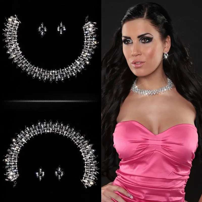 Ensemble collier et boucles d'oreilles couleur argent