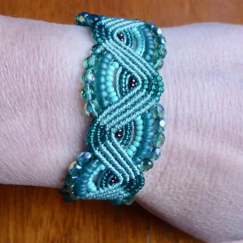 Green wave macramé bracelet