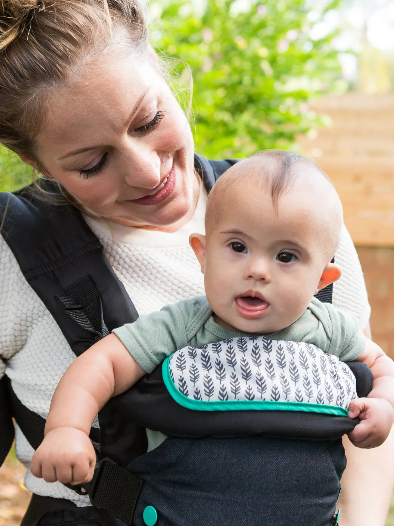 Porte-bébé avec bavoir lavable Flip 4 en 1 INFANTINO noir - Infantino