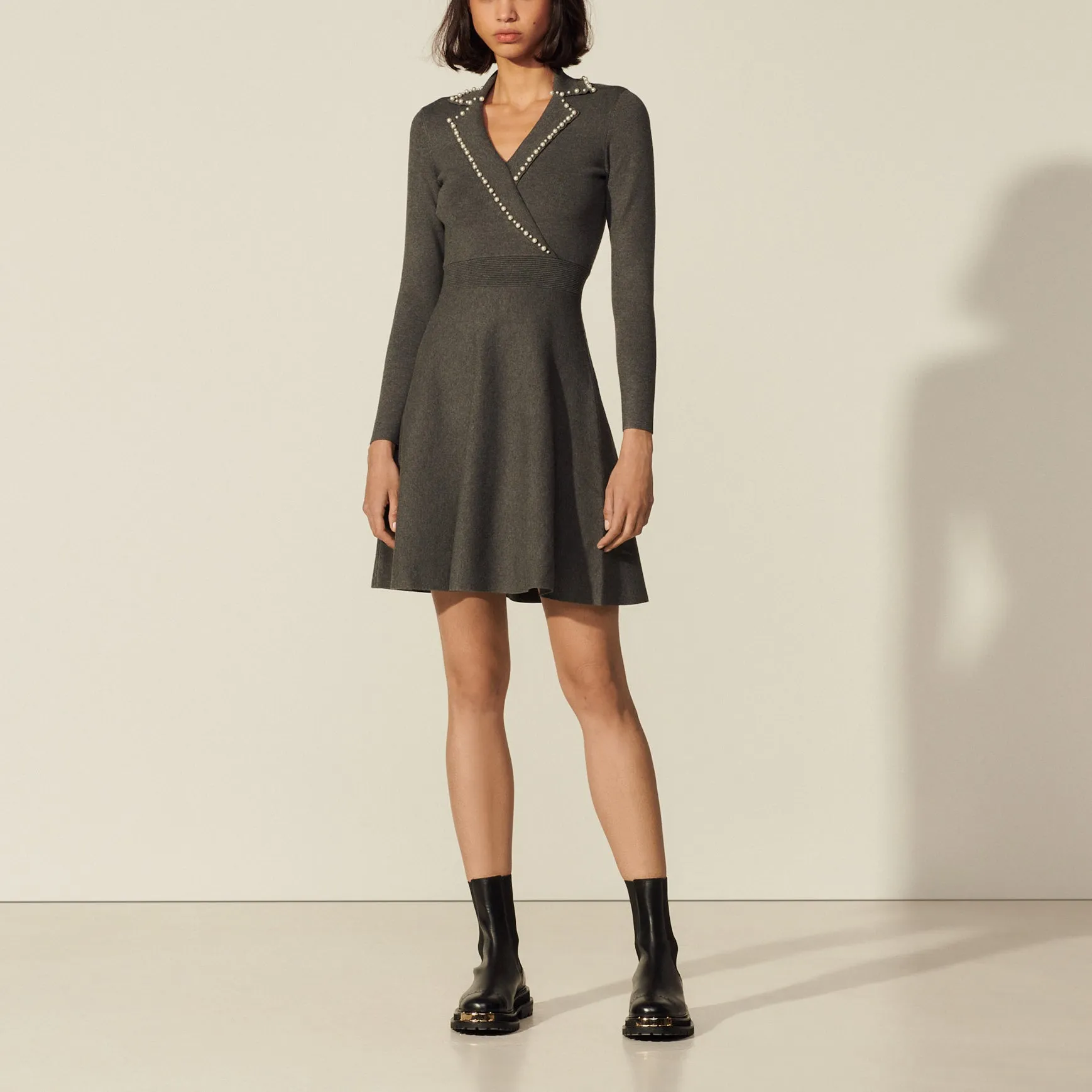Robe en maille ornée de perles