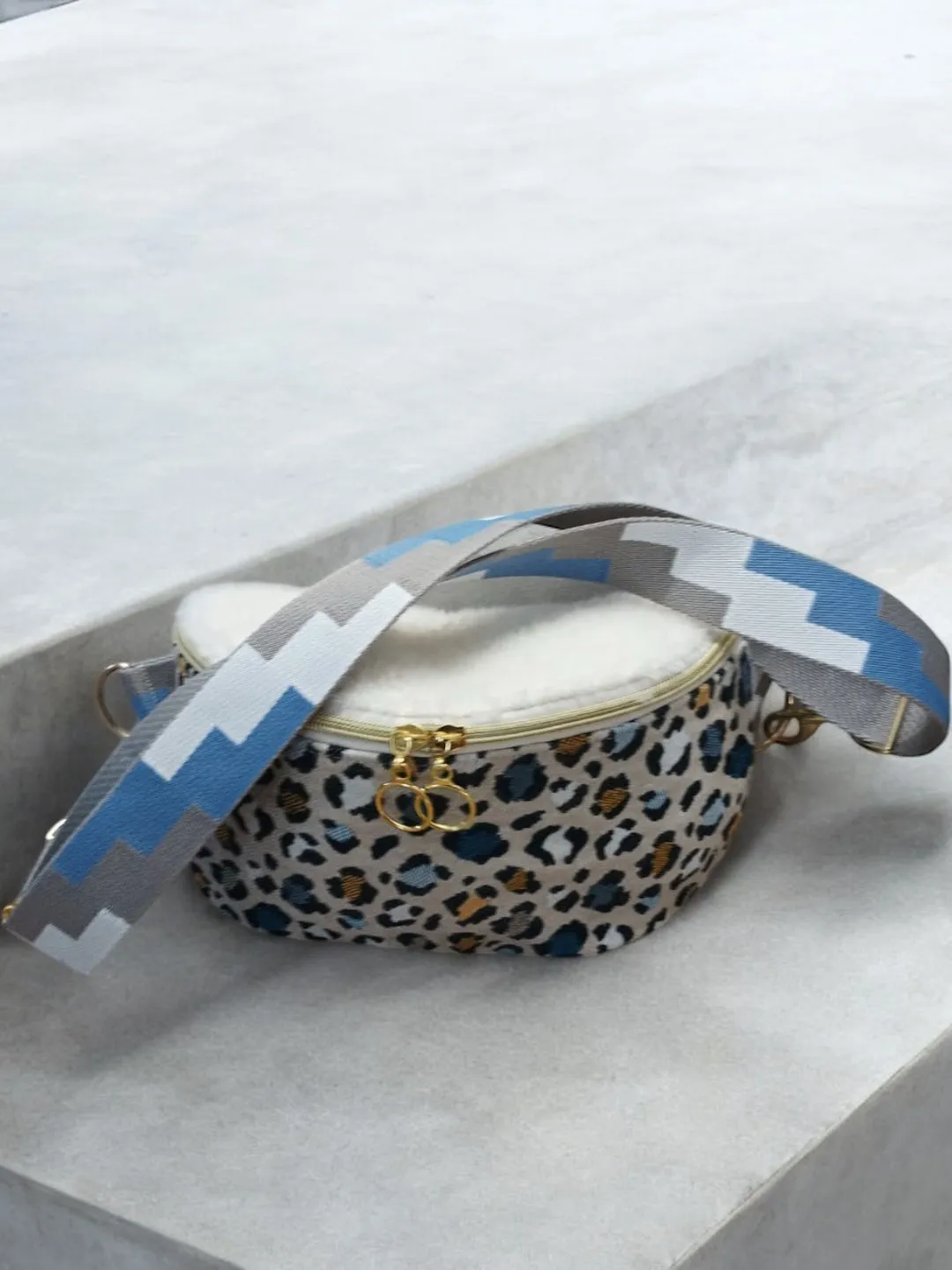 Sac banane en tissu bicolore écru et motifs léopards